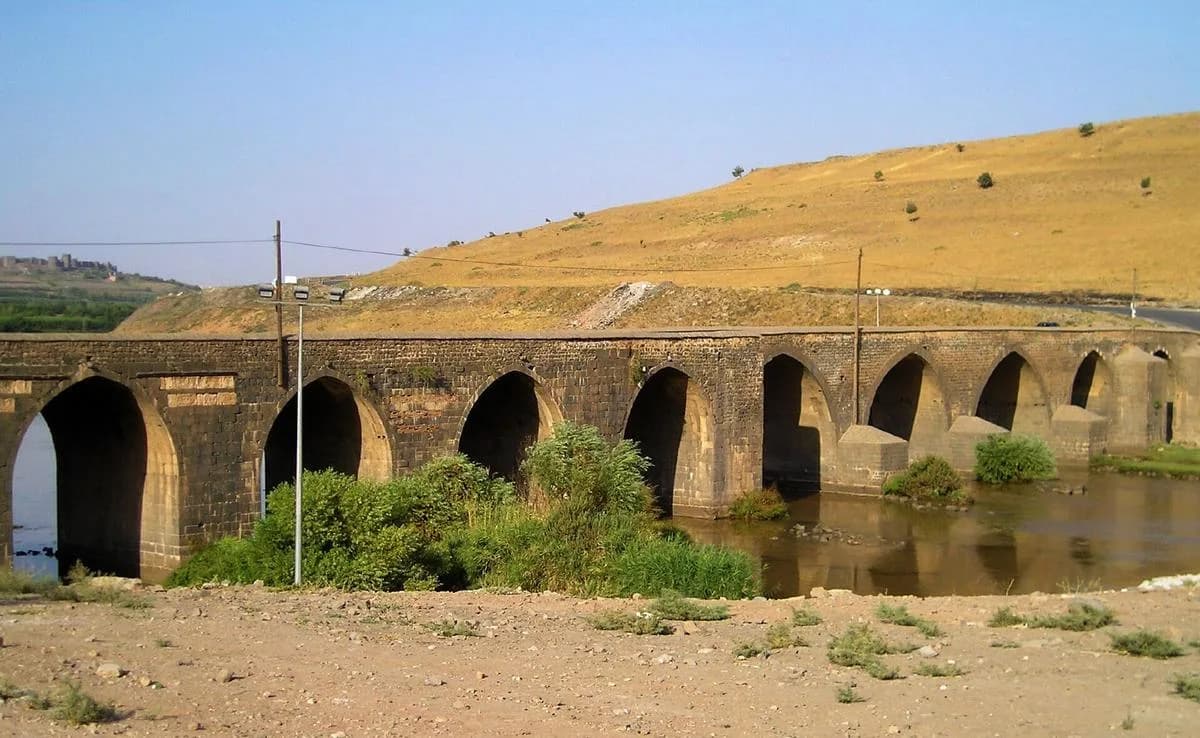 On Gözlü Köprü, Diyarbakır